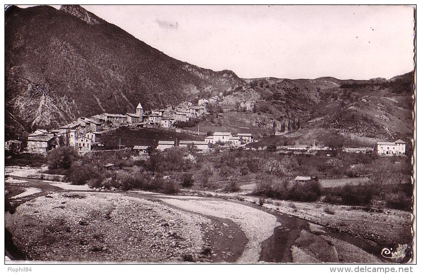 BASSES-ALPES - CLAMENSANE - LE 16-8-1955 - VUE GENERALE DU VILLAGE. - Cachets Manuels