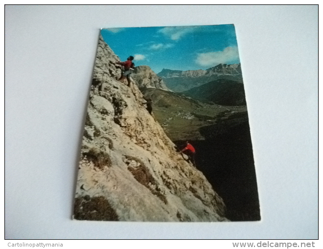 SCALATORI ROCCIATORI IN AZIONE VIA FERRATA BRIG. TRIDENTINA AL PISCIADUì VERSO COLFOSCO E CORVARA SELLA DOLOMITI - Bergsteigen