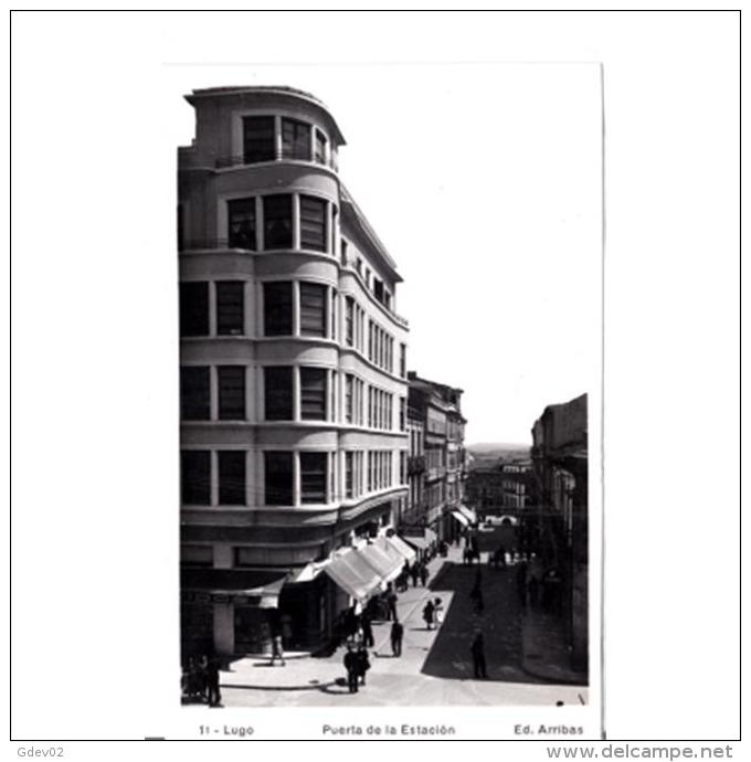 LGOTP8275-LFTD6677.Tarjeta Postal De LUGO.Edificios Y Personas Paseando Por La PUERTA DE LA ESTACION.Lugo - Lugo