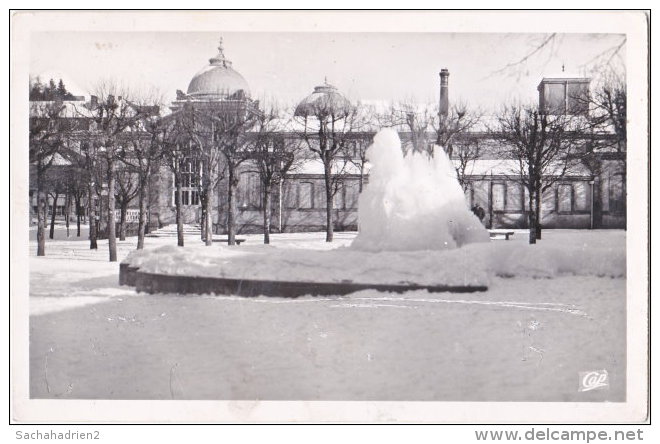 63. Pf. LA BOURBOULE. La Fontaine Du Jet D'eau En Hiver. 144 - La Bourboule