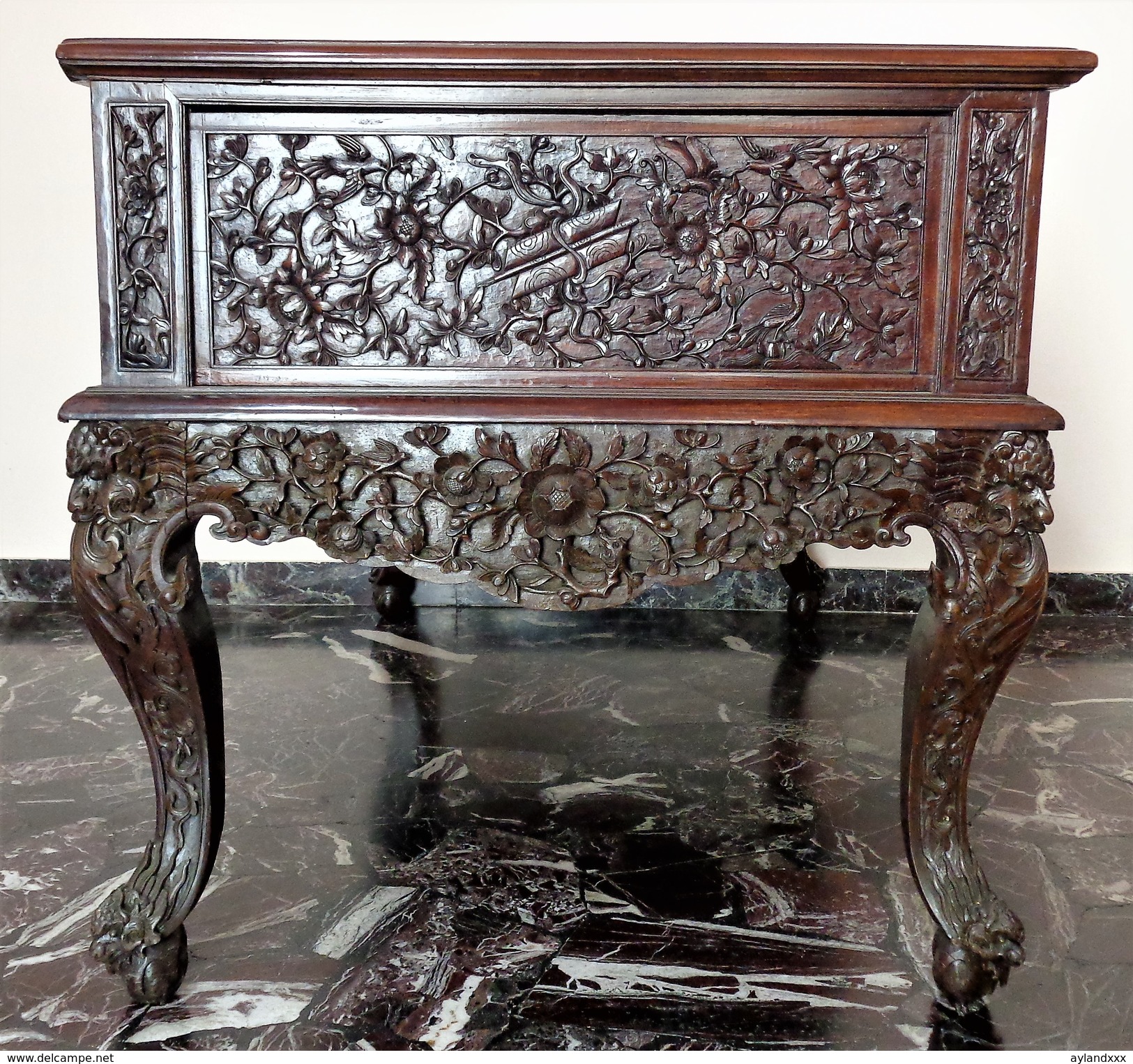 CINA (China): Old and fine Chinese desk table carved in hardwood (Rosewood ?)