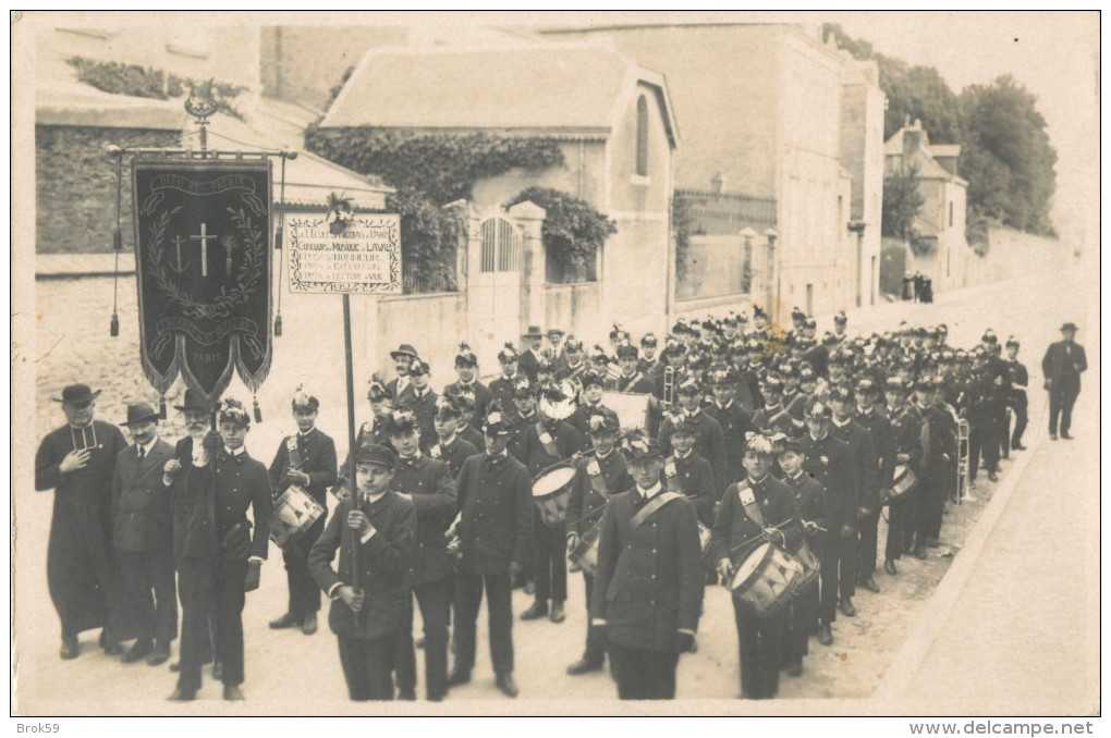 53 LAVAL - BELLE CARTE PHOTO - CONCOURS DE MUSIQUE DE LAVAL 1924 - FANFARE - ECOLE ST NICOLAS DE PARIS - PHOTOG REBUFFE - Laval