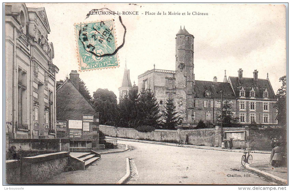 37 BEAUMONT LA RONCE - Place De La Mairie Et Le Château - Beaumont-la-Ronce