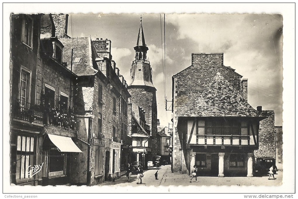 Cp, 22, Dinan, La Rue Et La Tour De L´Horloge - Dinan