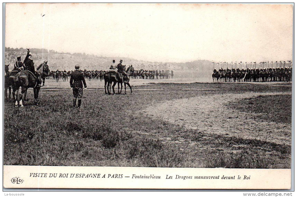 77 FONTAINEBLEAU - Les Dragons En ManÂœuvre Devant Le Roi D'Espagne - Fontainebleau