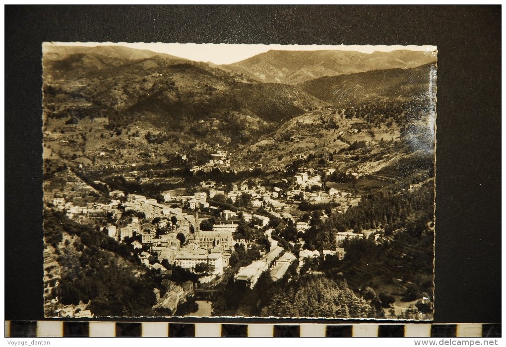 07 VALS LES BAINS LA VILLE DANS SON CADRE DE MONTAGNES - Vals Les Bains