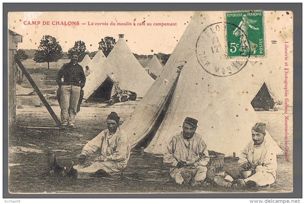 Camp De Chalons . La Corvée Du Moulin à Café Au Campement . Etat . - Camp De Châlons - Mourmelon