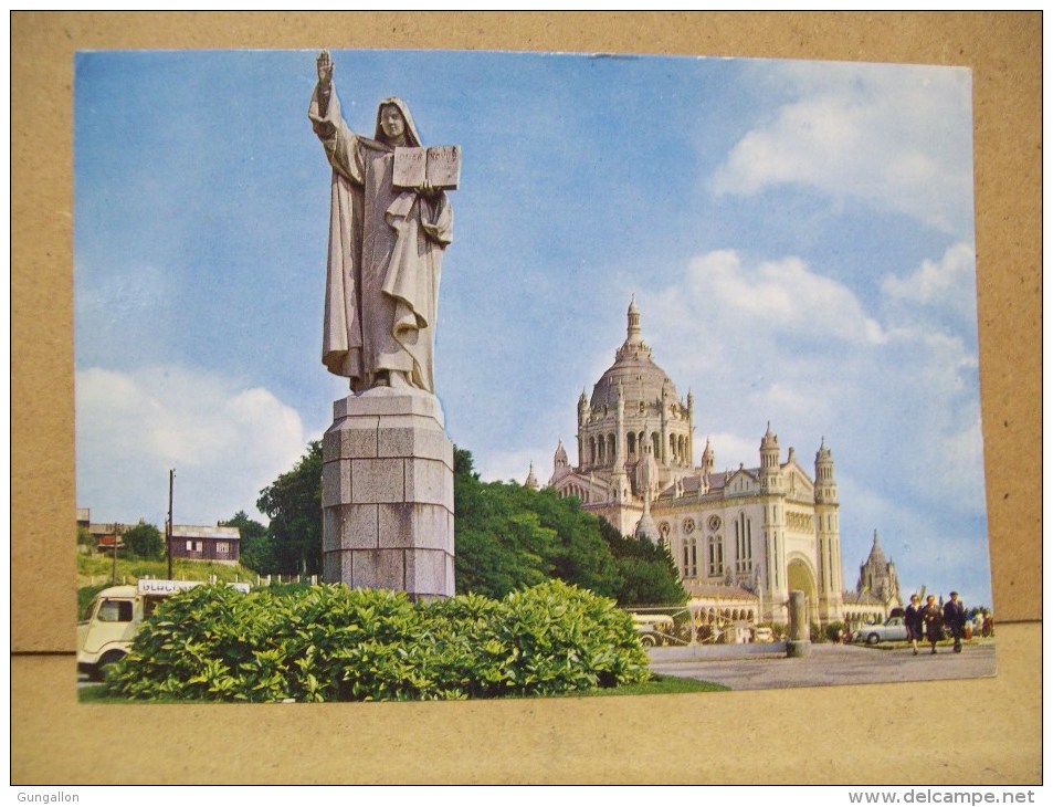 Statue De Sainte-Thèrèse De L´Enfant Jèsus Et La Basilique "Lisieux" (Francia) - Lisieux