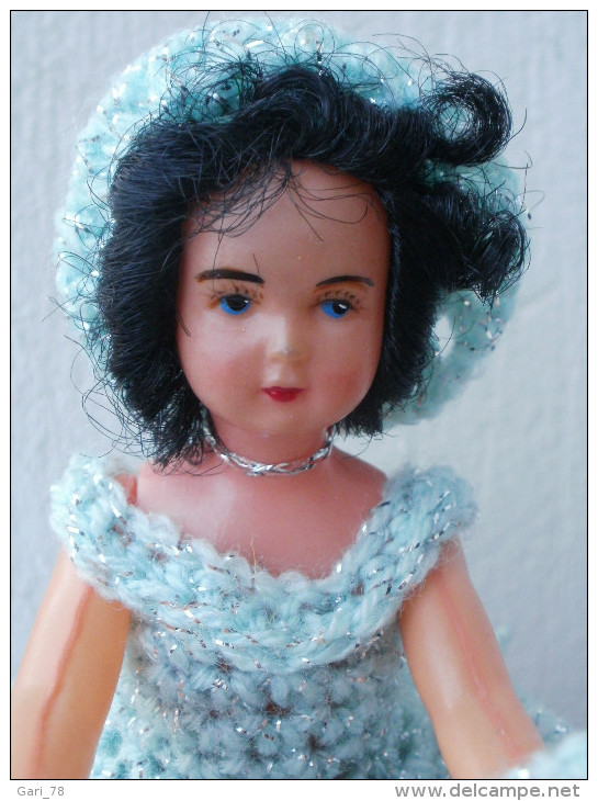 Ancienne POUPEE FOLKLORIQUE  Relookée Avec Une Robe Bleu Clair  Faite à La Main - Puppen