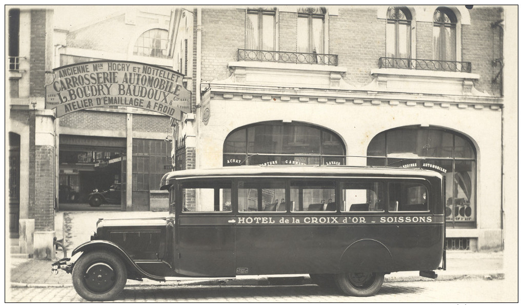 Copie    Photo PETIT CAR DE L'HOTEL DE LA CROIX D'OR DE SOISSONS - Busses