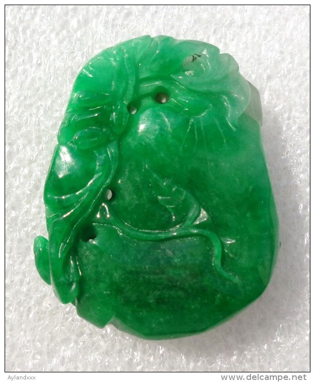 CINA (China): Superb natural undyed apple green jadeite (jade) pendant - certified