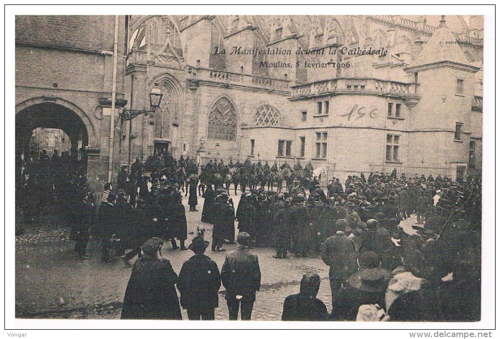 03 MOULINS MANIFESTATION DEVANT LA CATHEDRALE - Moulins