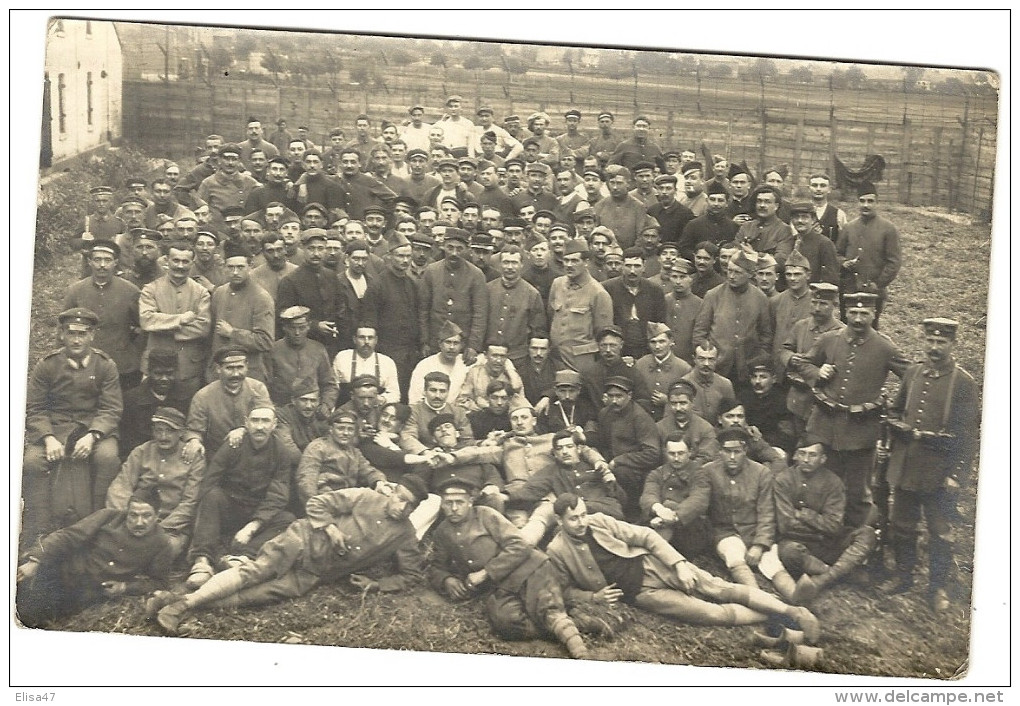 GROUPE DE PRISONNIERS DE DIFFERENTES ORIGINES ENTOURES DE LEURS GARDIENS ALLAMANDS EN ARMES - Guerre 1914-18