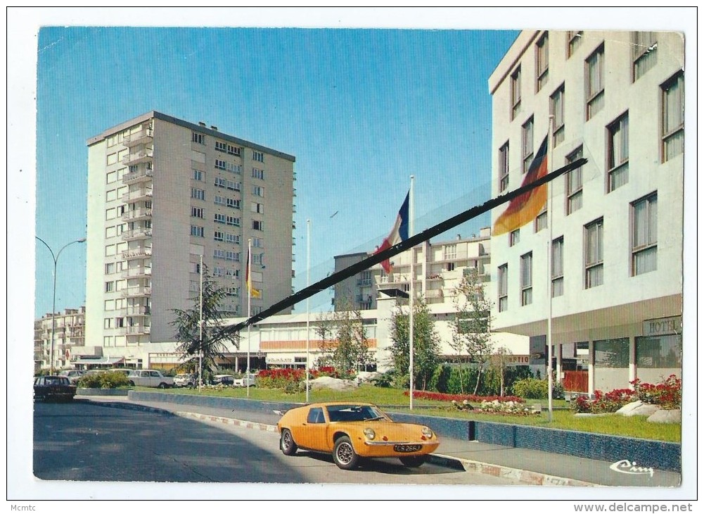 CPM Abîmée - Saint St Michel Sur Orge - Le "Bois Des Roches" - Le Centre Commercial - Saint Michel Sur Orge