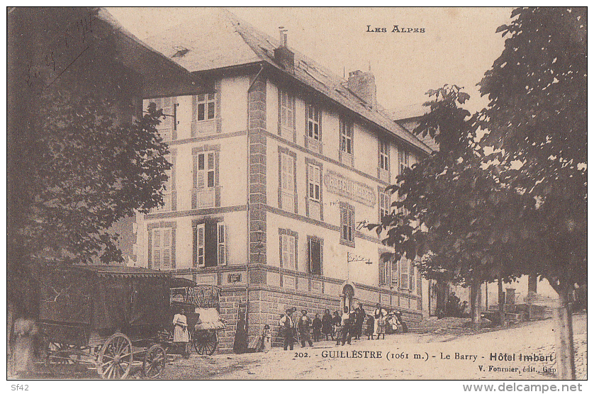 GUILLESTRE    ROULOTTES ET GITANS DEVANT HOTEL IMBRT. LE BARRY - Guillestre