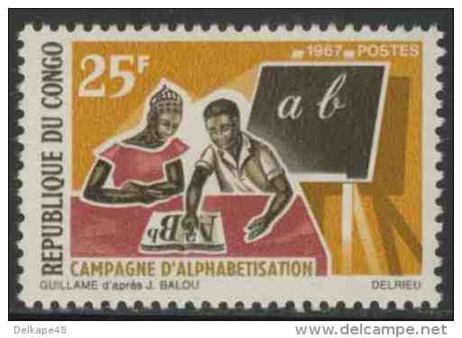 Congo Brazzaville 1967 Mi 124 ** Learning Alphabet – Education Campaign / Lehrer + Schüler Mit Lesebuch Und Schultafel - Andere & Zonder Classificatie