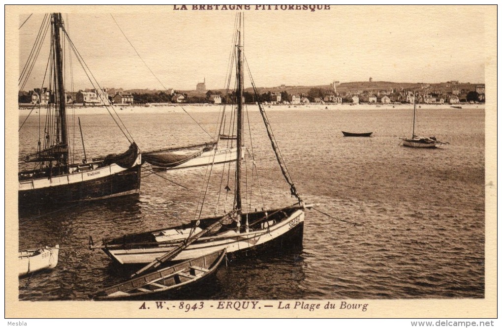 CPA  -  ERQUY  (22)   La Plage Du Bourg  -  Bateau  Ste Jeanne - Erquy