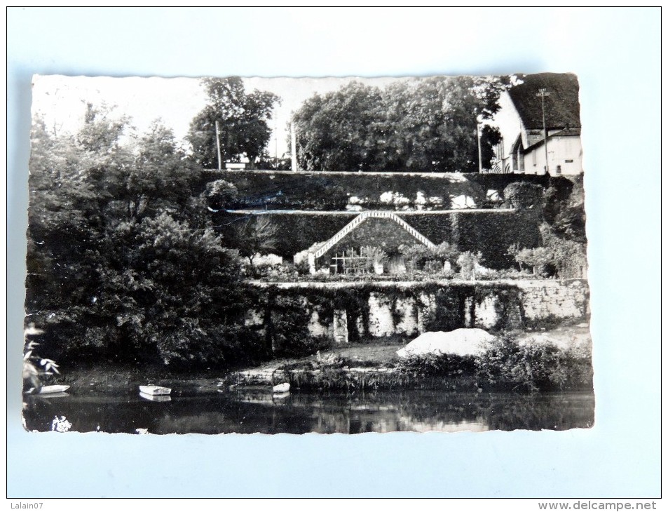 Carte Postale Ancienne : GUITRES : Les Jardins De La Mairie - Arès