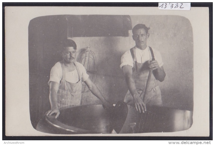 Riggisberg - Käsegeschäft : Chef Und Mitarbeiter Hinten Den Kochkessel ; Ca 1922 (13´382) - Riggisberg 