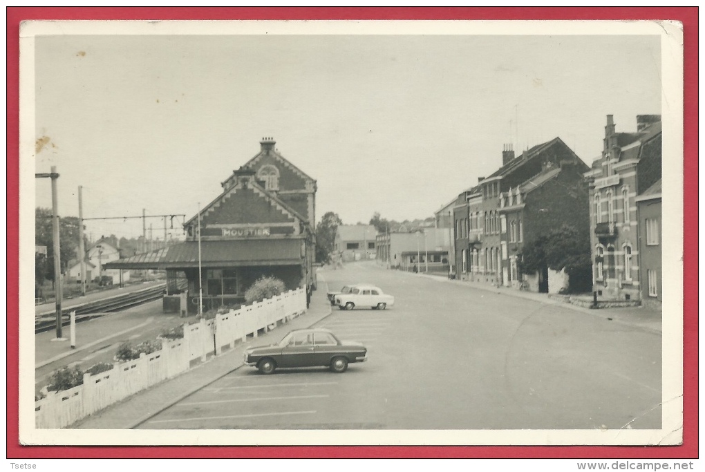 Moustier-sur-Sambre  - Place De La Gare Et La Gare - Oldtimer -1967 ( Voir Verso ) - Jemeppe-sur-Sambre