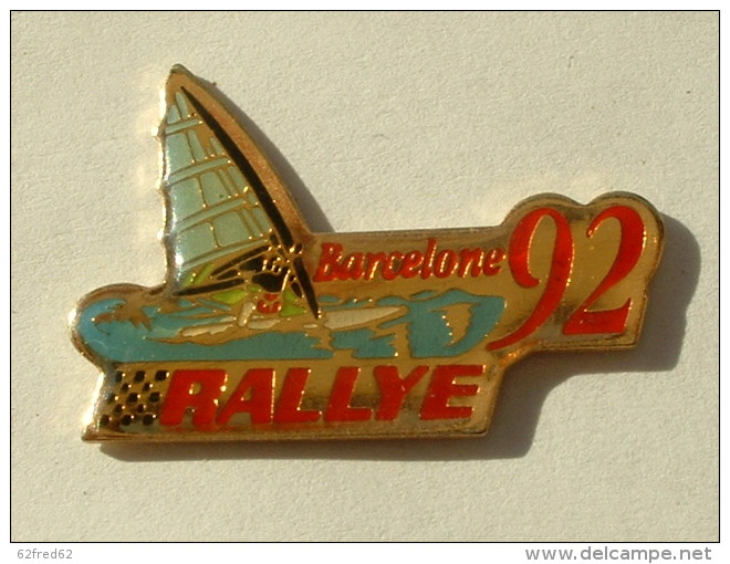 PIN´S  PLANCHE A VOILE - RALLYE BARCELONE 92 VOILE BLEUE - Vela