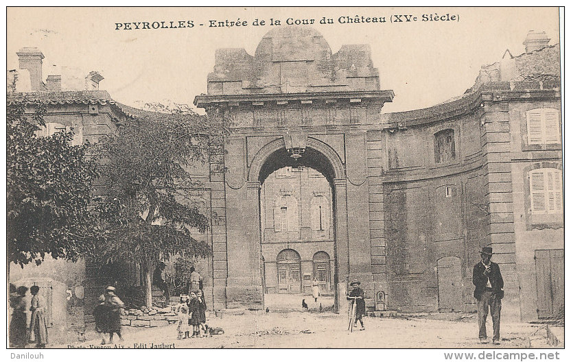 13 // PEYROLLES  Entrée De La Cour Du Chateau  (XV Eme Siècle)  Edit Jaubert - Peyrolles