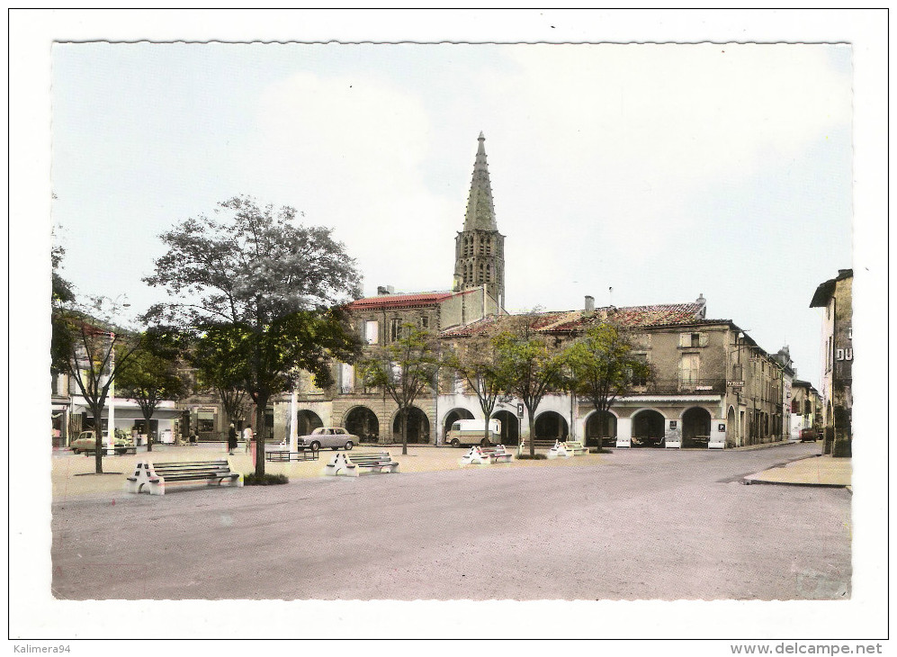 TARN-ET-GARONNE  /  NÈGREPELISSE  /  PLACE  NATIONALE  ( Automobiles Années 60  : Estafette CITROËN + DS + PEUGEOT... ) - Negrepelisse