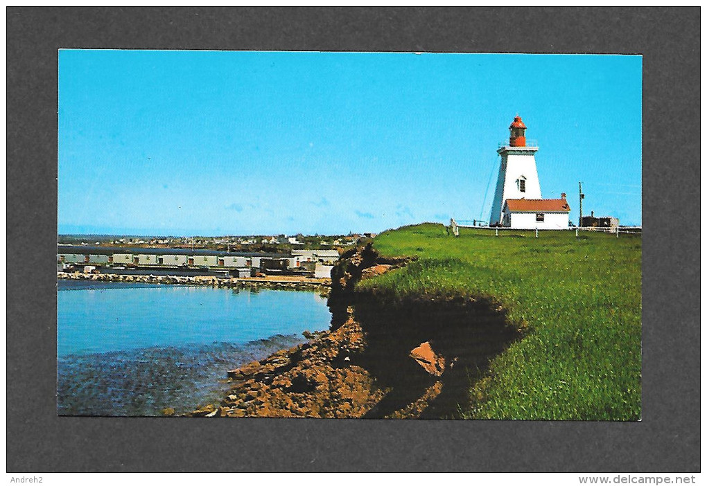 SOURIS - ILE DU PRINCE ÉDOUARD - PRINCE EDOUARD ISLAND - LIGHHOUSE AND A PORTION OF SOURIS HARBOUR - PHOTO P.E.I TRAVEL - Otros & Sin Clasificación