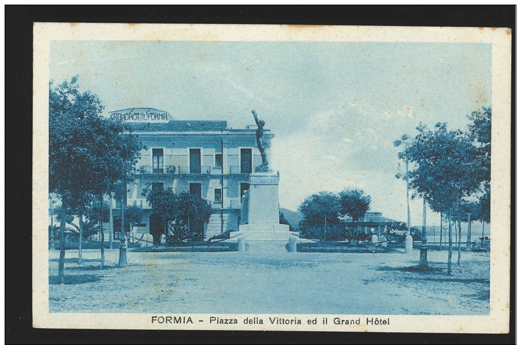 FORMIA / PIAZZA DELLA VITTORIA ED IL GRAND HOTEL / Non Circulée, Bon état Mais Petites Rousseurs - Altri & Non Classificati