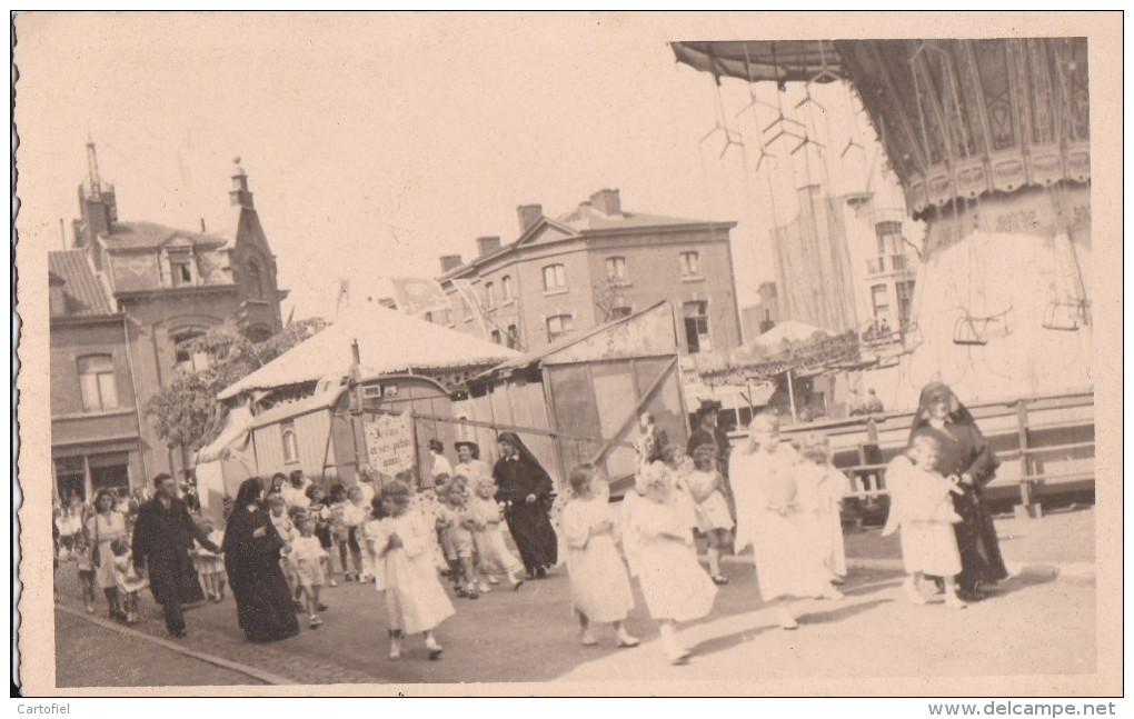 TONGEREN-? ? ?-FOTOKAART-GEDATEERD-01.08.1945-KERMIS-PROCESSIE-BEVRIJDINGSFEESTEN???-ZIE 2 SCANS - Tongeren