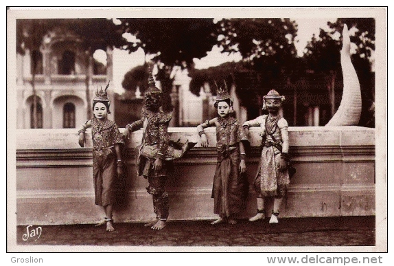 CAMBODGE PHNOM PENH 23 DANSEUSES ROYALES AU REPOS DANS LA COUR DU PALAIS - Cambodge