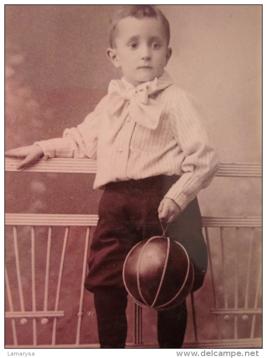 AVANT 1900 >>ENFANT  à La Mode Avec Son Jouet Ballon  Bel Habit Superbe !! PHOTO PHOTOGRAPHIE  TYPE CARTE DE VISITE - Album & Collezioni