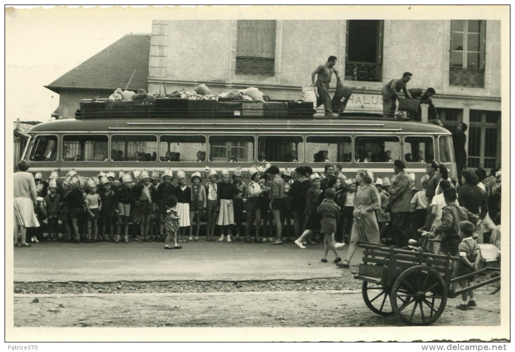 CHALUS - Carte Photo Arrivée De La Colonie De Vacances De St Georges De Didonne Très Animé Sur Et Autour De L'Autocar - Chalus