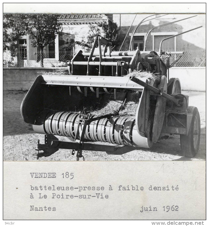 PHOTO 10.5X10.5 (85)     LE POIRE SUR VIE Batteleuse Presse A Faible Densité 1962 (engin Agricole) - Poiré-sur-Vie