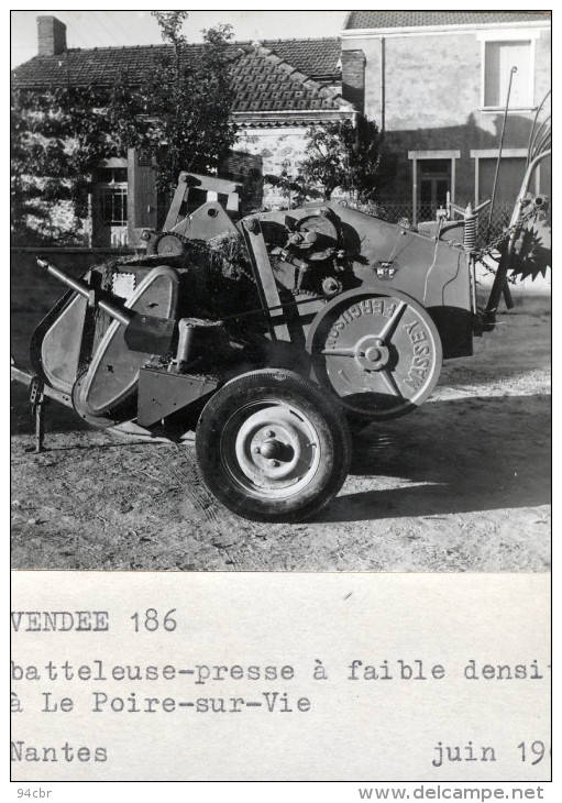 PHOTO 7.5x10 (85)     LE POIRE SUR VIE Batteleuse Presse A Faible Densité 1962 (engin Agricole) - Poiré-sur-Vie