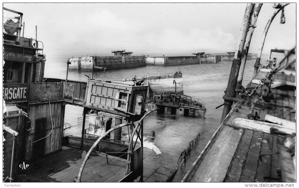 14.  ARROMANCHES-LES-BAINS.  PORT DE LA LIBERATION.  BATEAUX ET PONTONS DE LA RADE ARTIFICIELLE.  GROS PLAN. - Arromanches