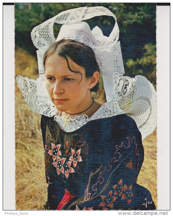 Jeune Fille En Costume De Pont Aven  Bannalec Et Scaer - Costumi