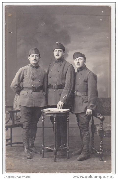 CARTE PHOTO MILITAIRE - 55 ET 56 EMES REGIMENT DE L INFANTERIE COLONIALE DONT 1 CLAIRONS ET TAMBOURS - Personnages