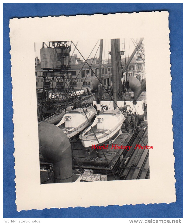 Photo Ancienne - Port à Identifier - 2 Petits Bateaux à Bord D'un Gros Bateau - Boat - Boats