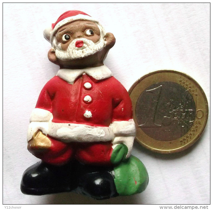 LE PERE NOEL AVEC SA CLOCHE ET SON SAC VERT . FIGURINE 5 CM PEINTE . EN TERRE CUITE - Autres & Non Classés