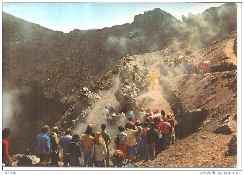 NAPOLI IL VESUVIO GRUPPO DI TURISTI ALL INTERNO CRATERE-VIAGGIATA- SI-1982-X372 - Napoli (Naples)