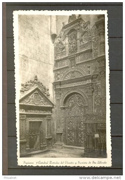 SIGÜENZA - GUADALAJARA, TARJETA POSTAL NO CIRCULADA, CATEDRAL, PORTADAS DEL CLAUSTRO Y SACRISTIA - Guadalajara