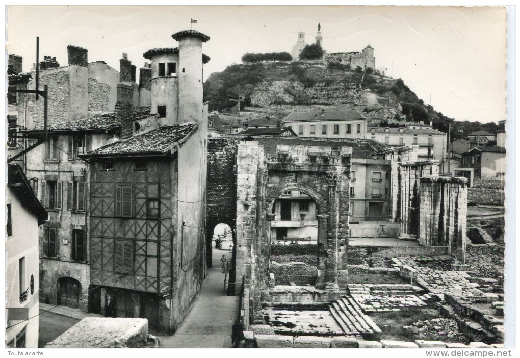 CPSM 38 VIENNE LES RUINES DU PORTIQUE ROMAIN ET LA COLLINE DE PIPET Grand Format 15 X 10,5 - Vienne