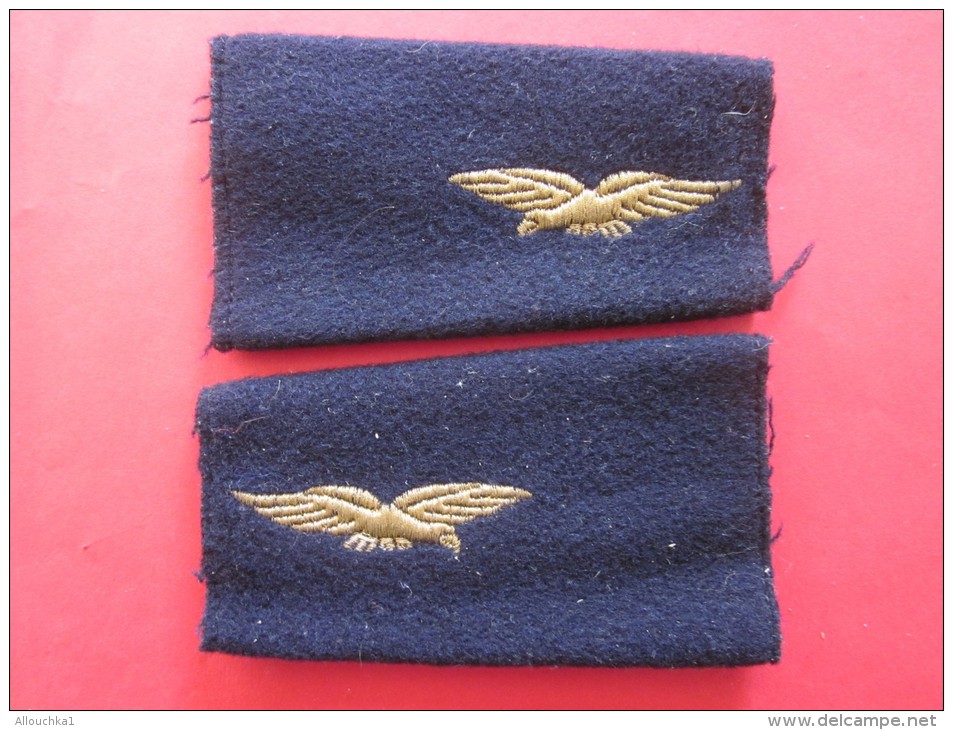 Militaria Paire D'épaulette Grade Armée De L'air Française Aigle Doré Feutrine Sur Fond Bleu Marine équipement Militaire - Luchtvaart