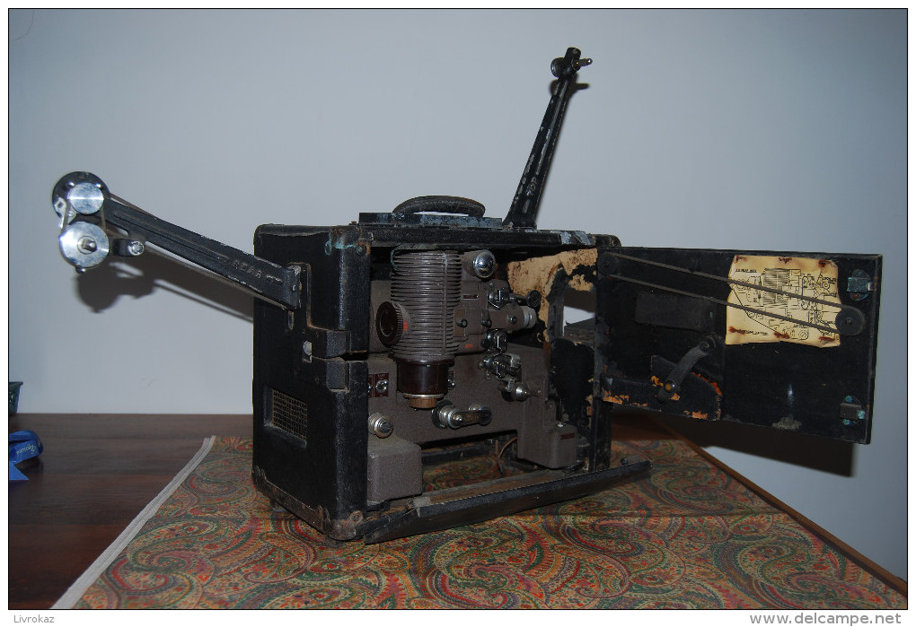 Projector, Projecteur De Films 16mm, BELL & HOWELL Co USA, Modèle 179, Reconditionné Par Baltimore Signal Depot En 1951 - Film Projectors
