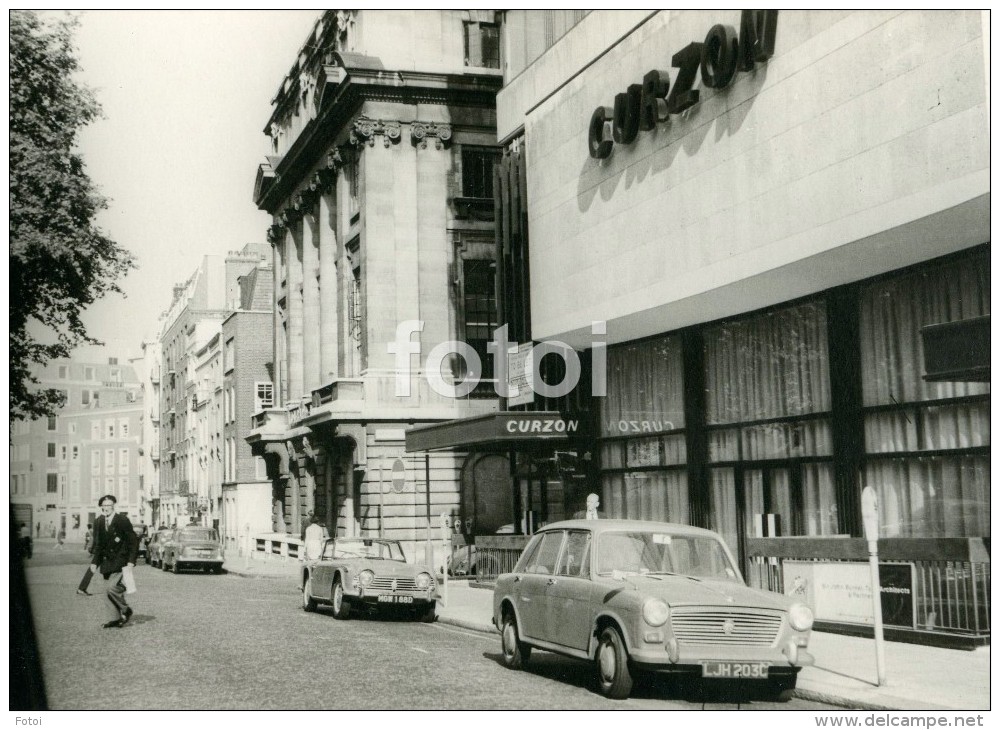 60s ORIGINAL AMATEUR PHOTO CURZON CINEMA MAYFAIR LONDON UK ENGLAND TRIUMPH TR Mms8 - Auto's