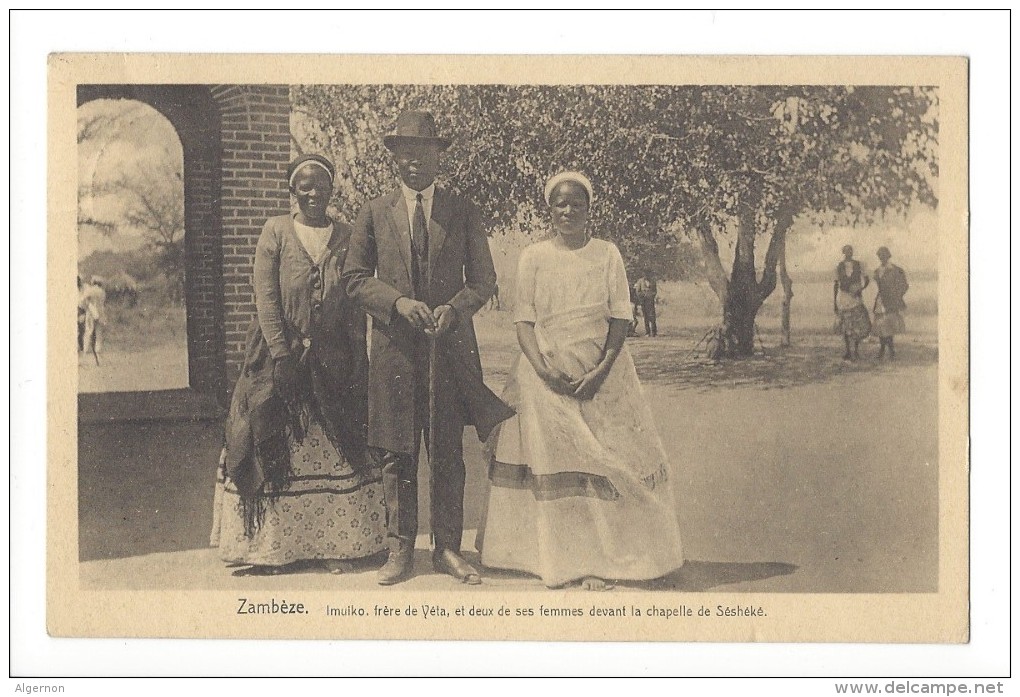 11932 -  Zambèze Imuiko Frère De Véta Et Ses Deux Femmes Devant La Chapelle De Séshéké - Zambie