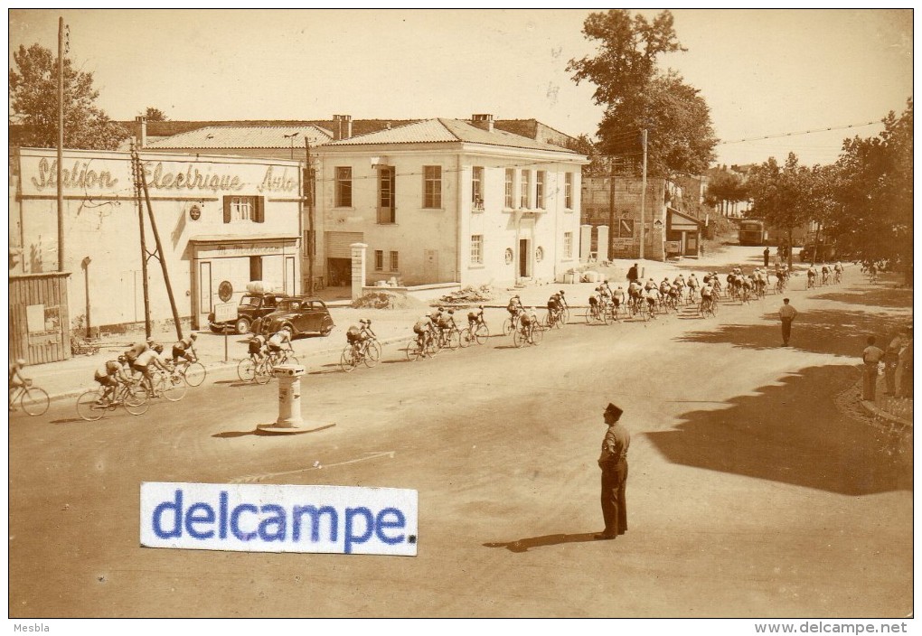 PHOTO  ANCIENNE  - CYCLISME -  SAINTES (17)   Course De Vélo Dans La Ville - Station Electrique Auto - M. Malineau. - Cyclisme