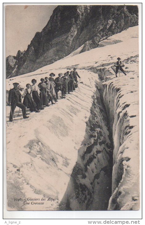 REF 215 CPA Glaciers Des Alpes Une Crevasse Alpinisme - Alpinisme