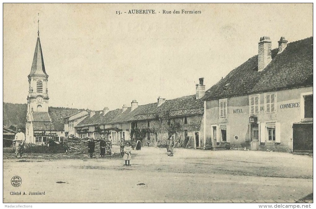 Auberive (52) La Rue Des Fermiers - Auberive